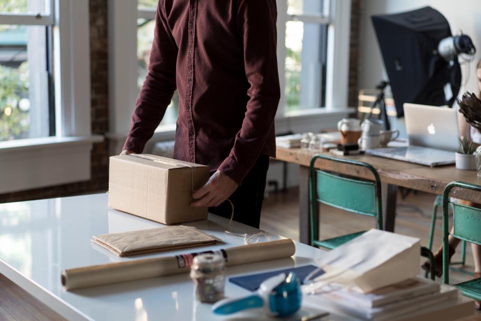 Masada sipariş kolisi hazırlayan çalışan — sipariş paketleme