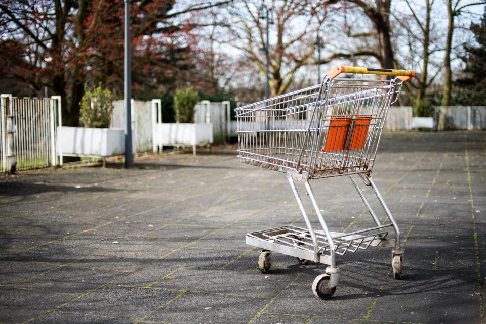 Otoparkta bırakılmış boş alışveriş arabası — terk edilmiş sepet