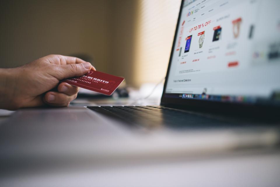 Online mağazadan kredi kartıyla alışveriş yapan kullanıcı — B2C satış kanalı